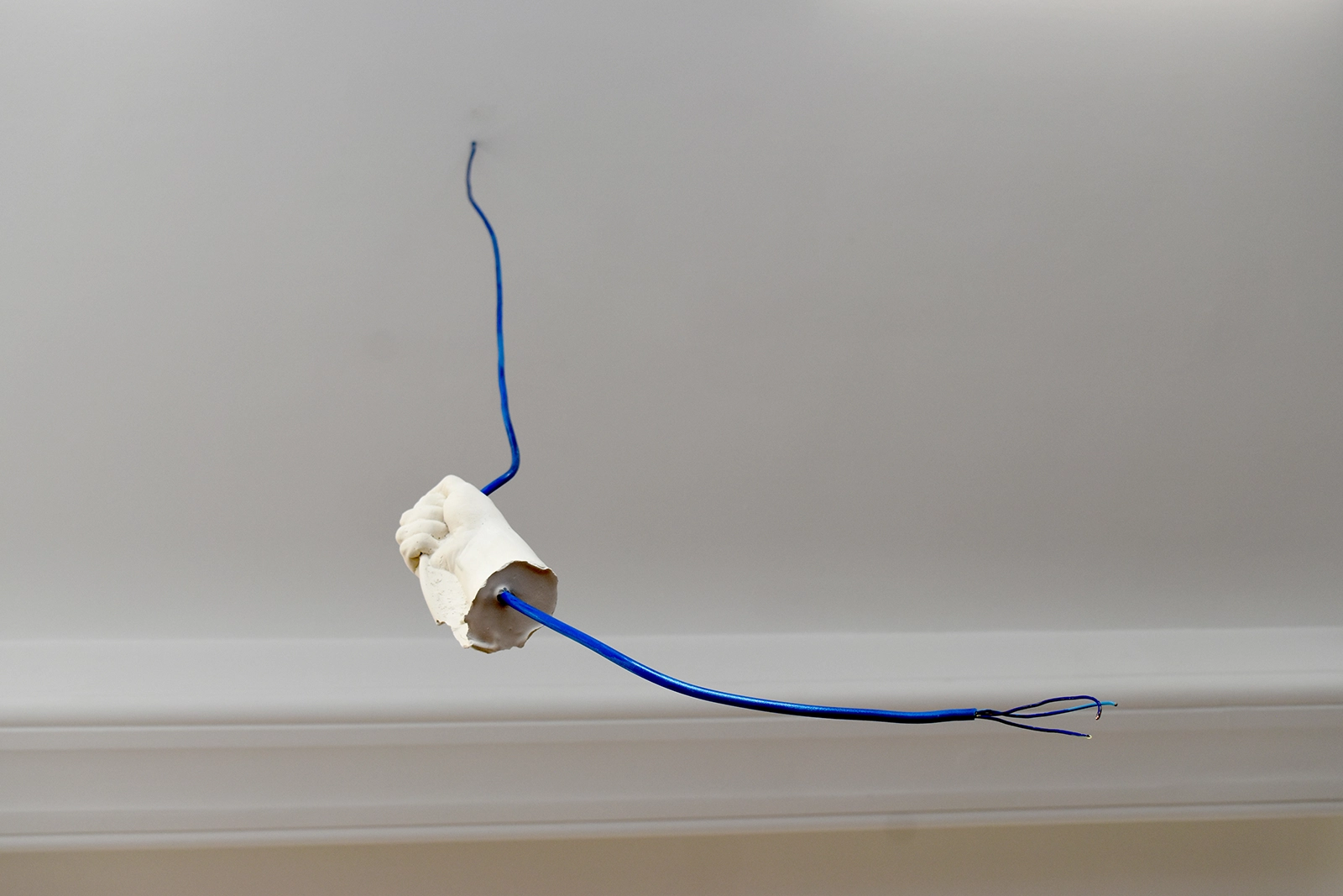 détail de la main en plâtre